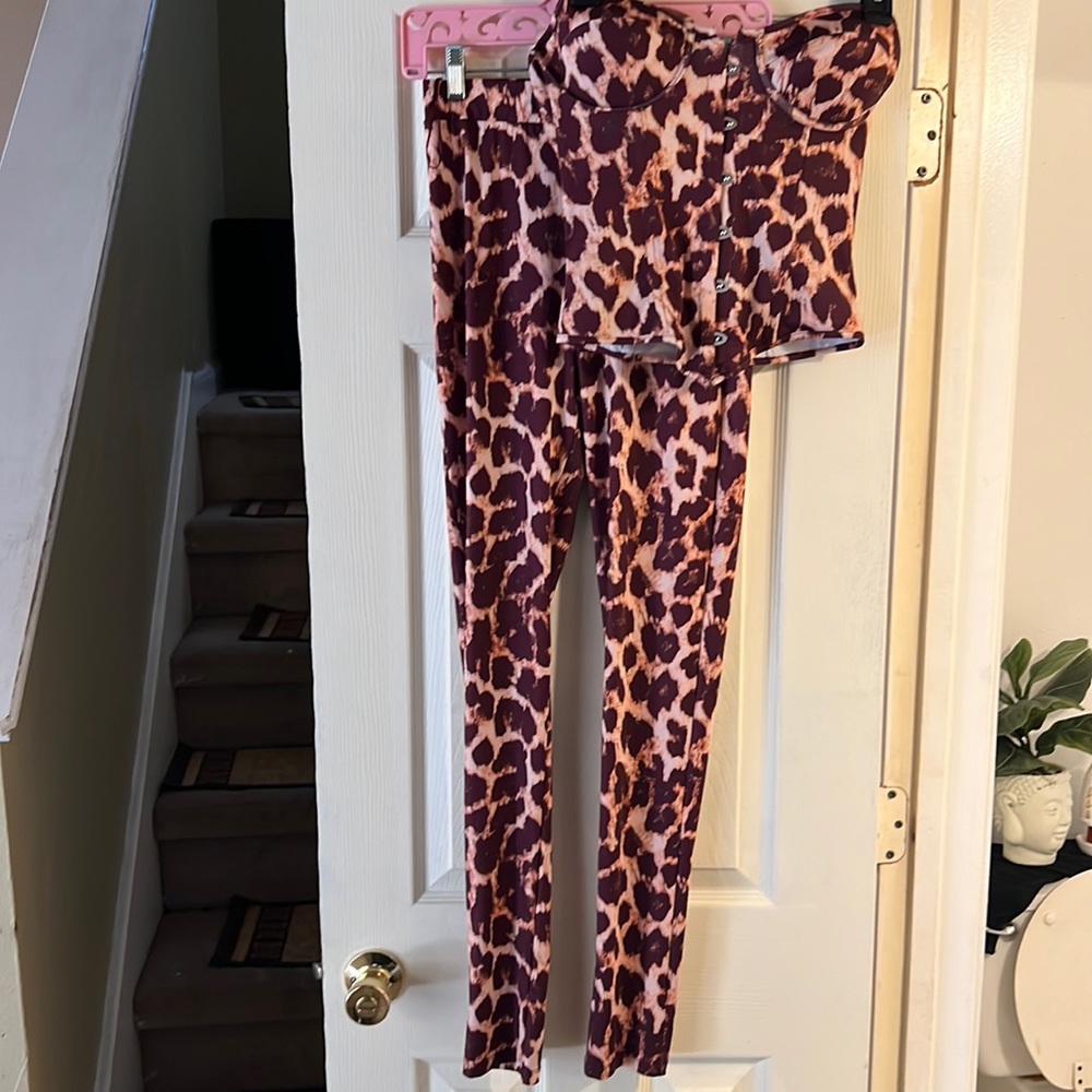 Gently worn SZ M Leopard print body-con  two-piece Legging set